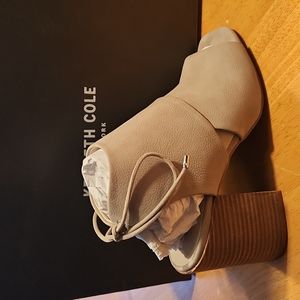 New KENNETH COLE Women's Katarina Sandals sz 7.5